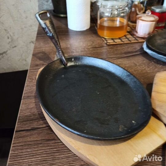 Чугунная сковорода-поддон для запекания на подстав