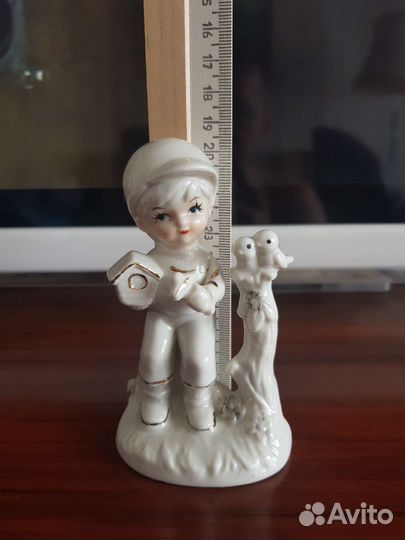 Статуэтка мальчик со скворечником фарфор