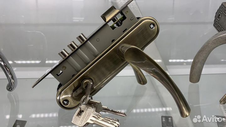 Дверная ручка с замком