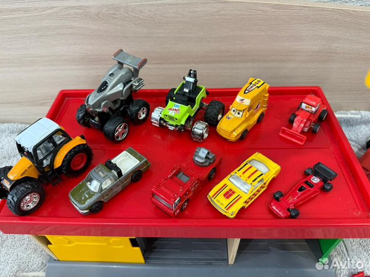 Гараж/парковка IKEA + кран и машинки