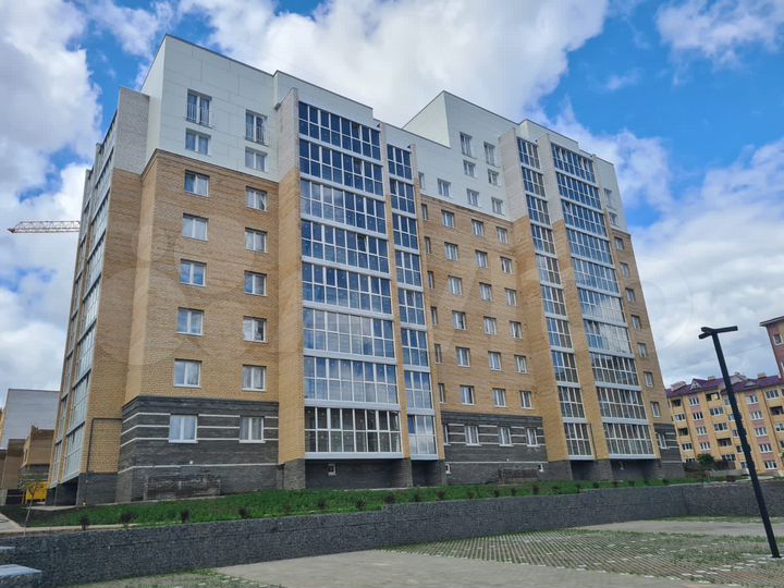 2-к. квартира, 66,4 м², 1/10 эт.