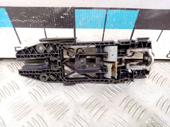 Б/У Кронштейн ручки водительской двери#003