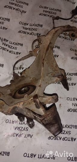 Кулак поворотный левый Dodge Stratus