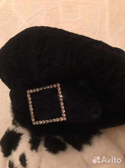 Берет с нерпой и брошью