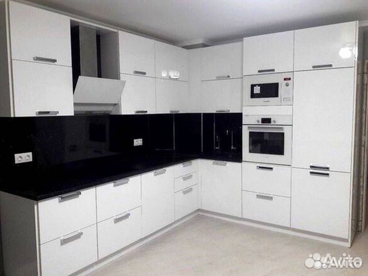 Уютный кухонный гарнитур в современном стиле