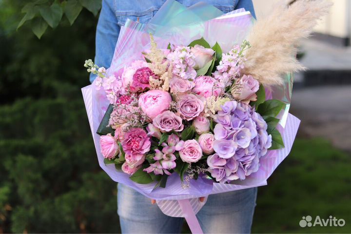 Букеты из кустовых роз, гортензий и ромашек