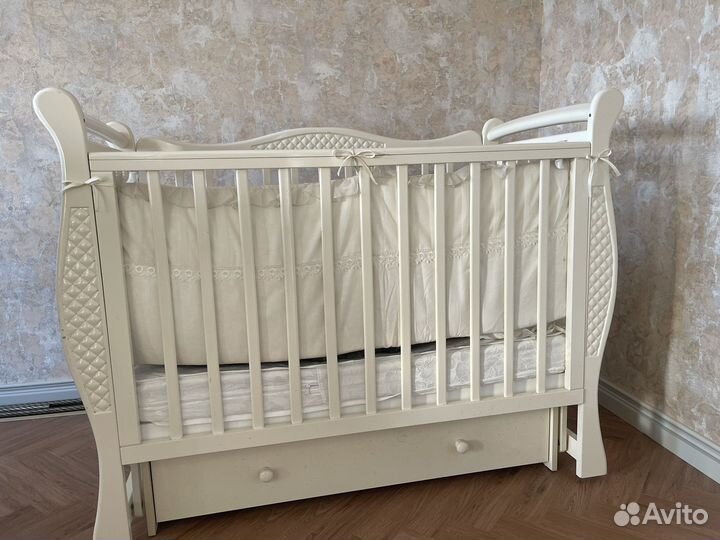 Детская кроватка с маятником