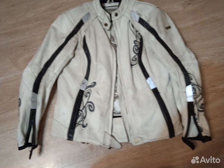 Мотокуртка кожаная женская