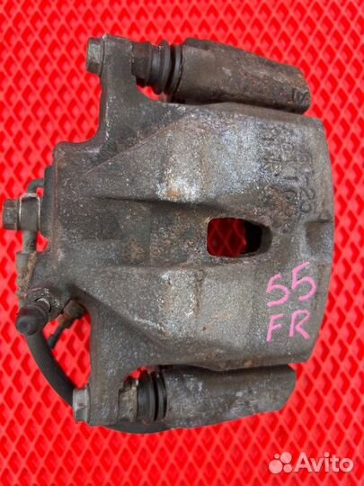 Суппорт передний правый Toyota Noah ZWR80G 2ZR-FXE