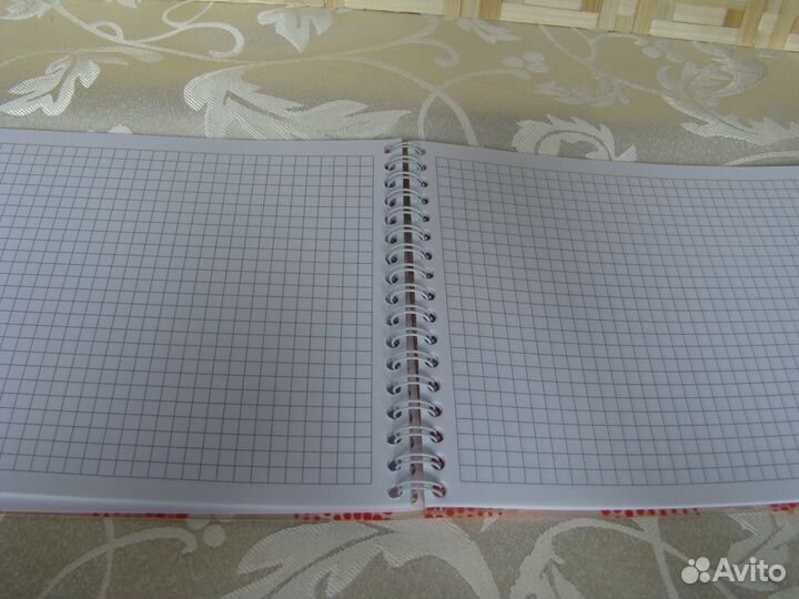 Блокнот в клетку на спирали