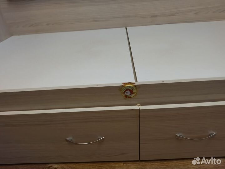 Кровать с мягкой спинкой