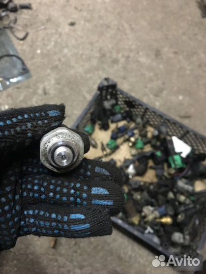 Датчик включения вентилятора Toyota Crown