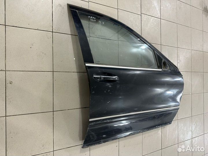 Передняя правая дверь Mercedes 220 в сборе