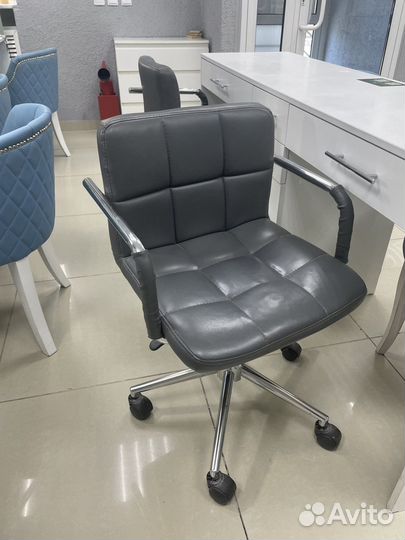 Стул мастера на колесиках