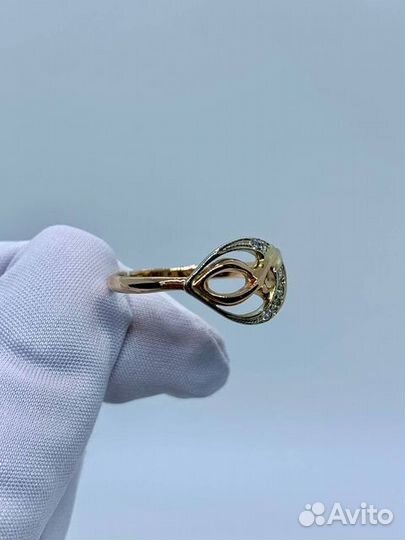 Кольцо с синтетическим камнем Золото