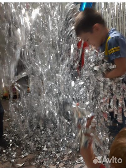 Много серебряной мишуры для праздника