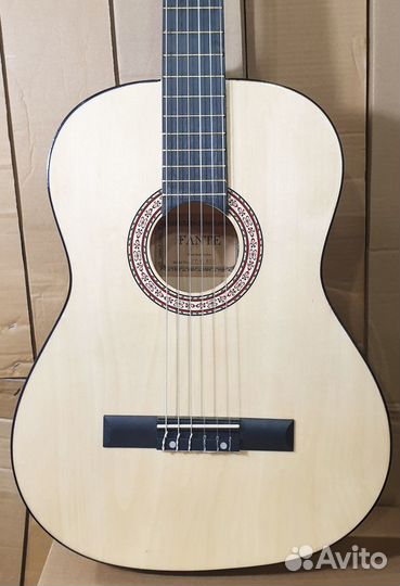 Классическая гитара с нейлоновыми струнами