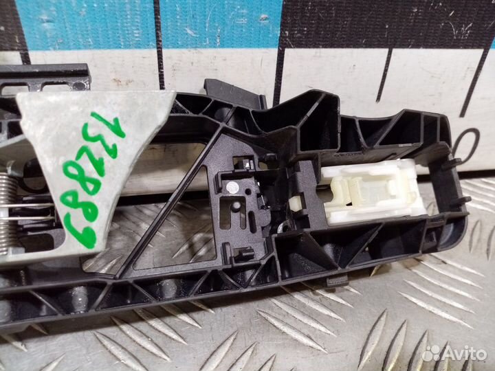 Б/У Кронштейн ручки двери правой MB#002