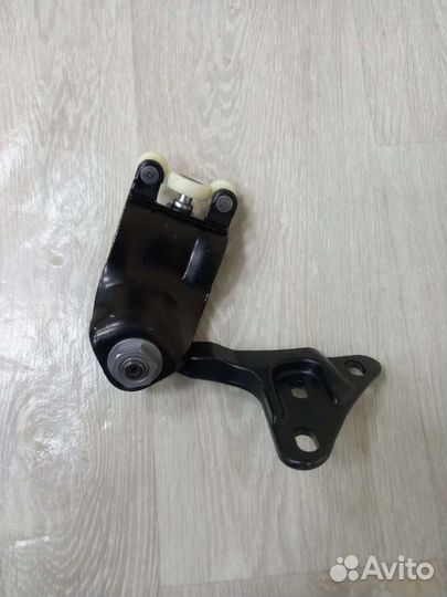 Ролик сдвижной двери правый верхний Ford Transit 8