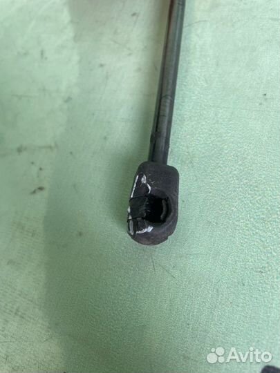 Амортизатор капота Volkswagen Touareg 7L рест. 2