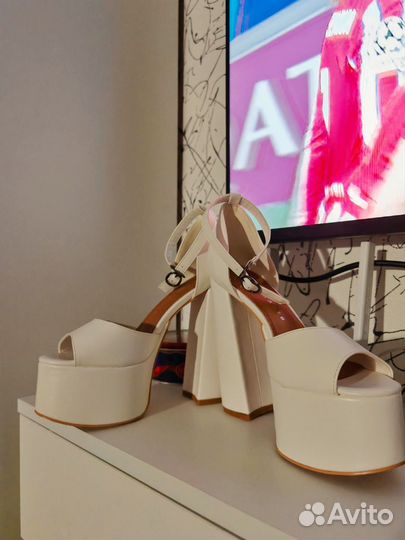 Туфли на высоком каблуке