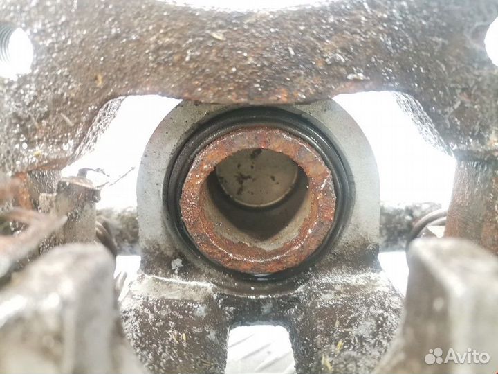 Суппорт задний правый Toyota RAV4 3 (XA30) 2005