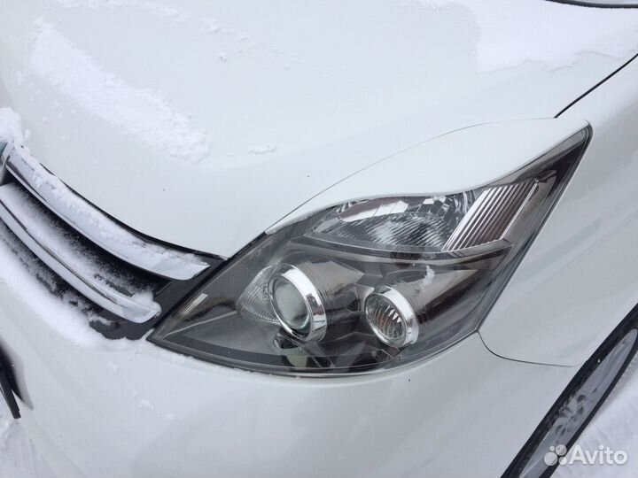 Реснички на фары для Toyota Isis