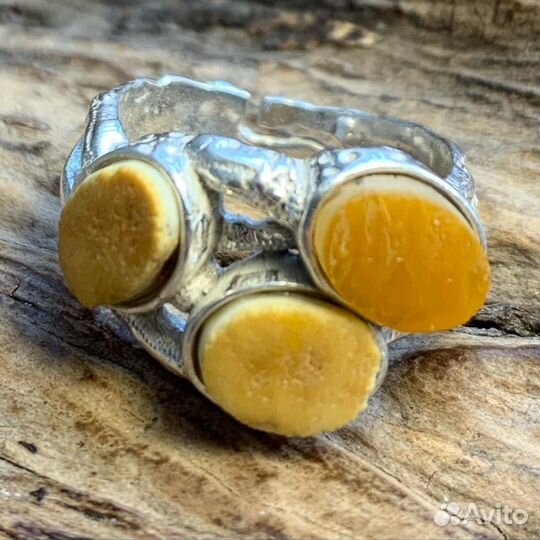 Кольцо с янтарём