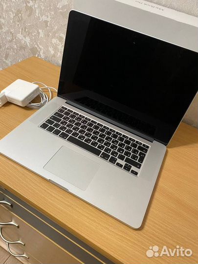 Apple macbook pro 15,4 2015 mid