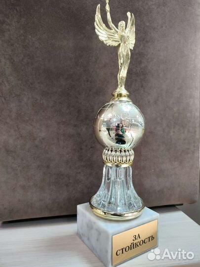 Статуэтка на каменной подставке