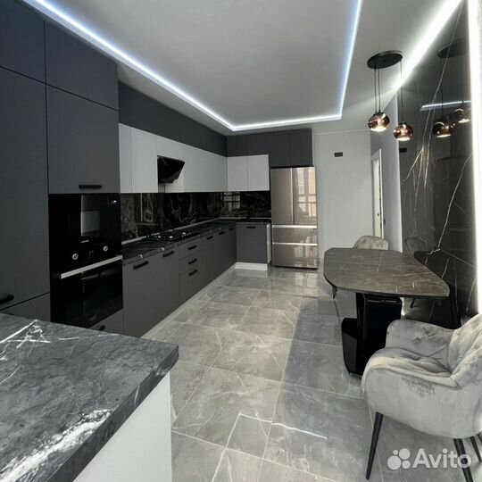 Угловой кухонный гарнитур современный