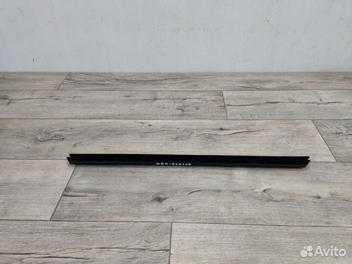 Уплотнитель стекла двери задний левый Focus 3