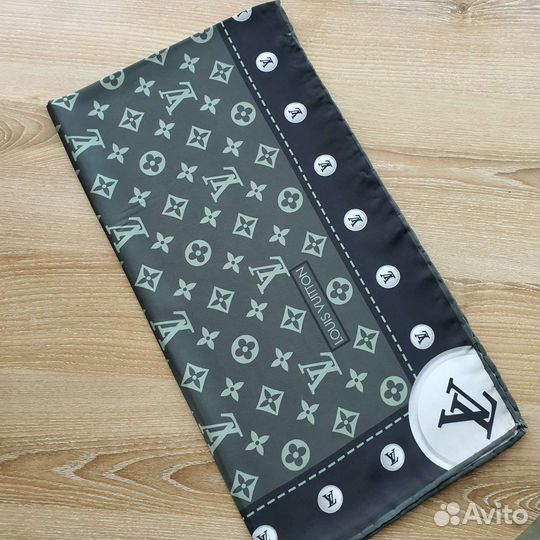 Платок Louis Vuitton шелковый зеленый
