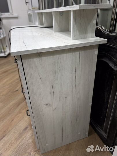 Маникюрный пылесос, стол, педикюрное кресло