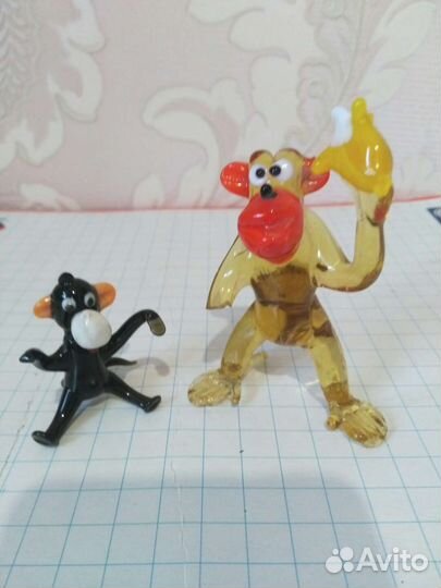 Стеклянные фигурки обезьянки
