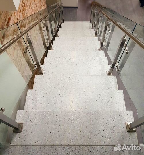 Лестница из кварцевого агломерата камня