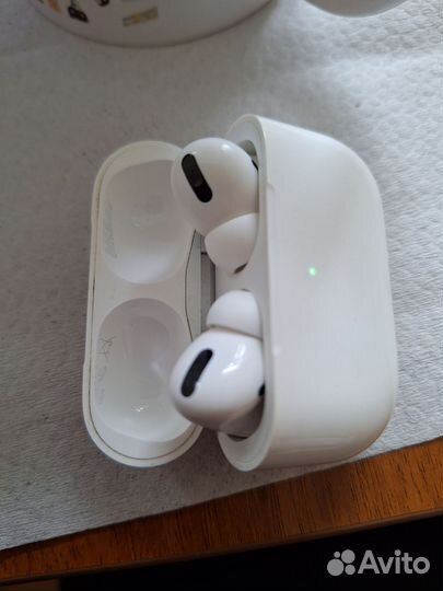 Airpods pro with Wireless Charging Case mwp22ru/a