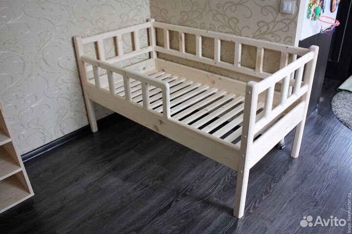 Кроватка из массива сосны