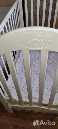 Детская кроватка с маятником