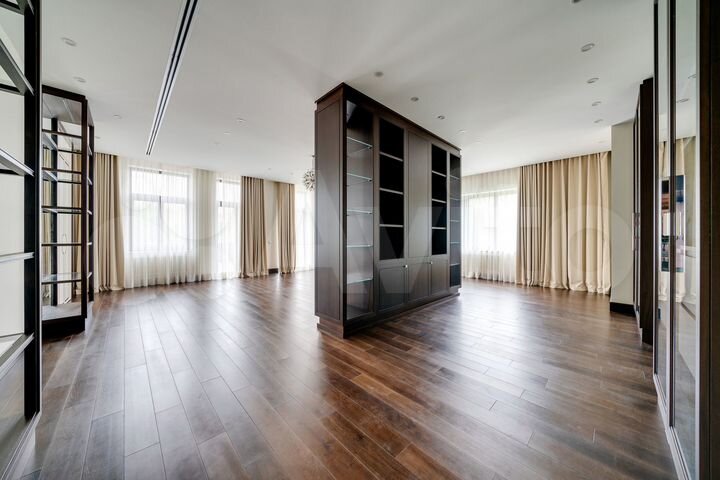 Дом 1145 м² на участке 34 сот.