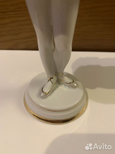 Фарфоровая статуэтка Балерина с цветком