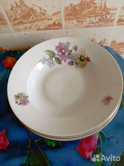 Тарелки глубокие фарфоровые Чехословакия и мелкие