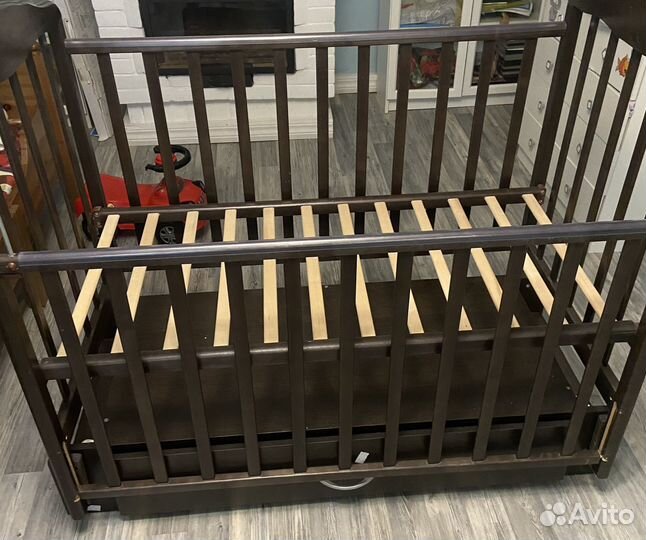 Детская кроватка с маятником и ящиком