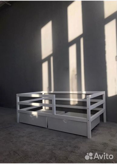 Детская кровать с бортиком