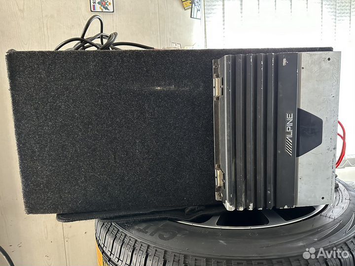 Сабвуфер kicker с усилителем Alpine