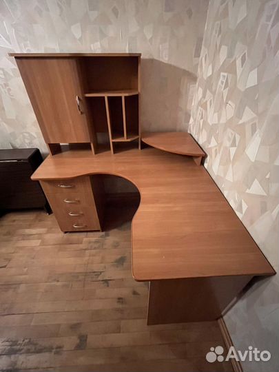 Компьютерный стол с ящиками и полками