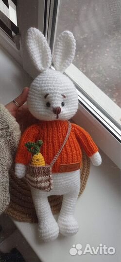 Вязаный зайчик ручная работа