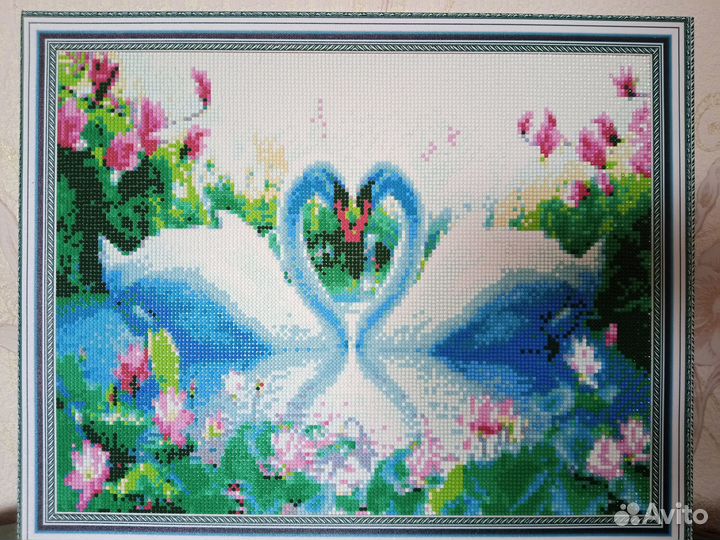 Продам картину на подрамнике пара лебидей