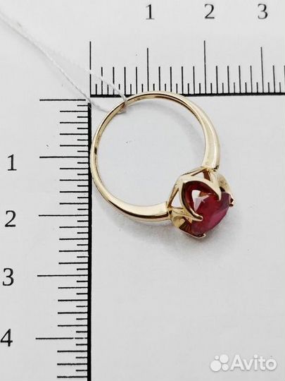 Золотое кольцо с камнем 18р