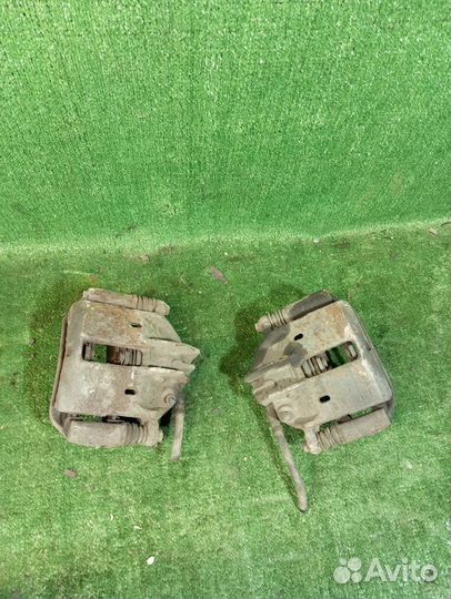 Суппорт тормозной передний Mitsubishi Carisma